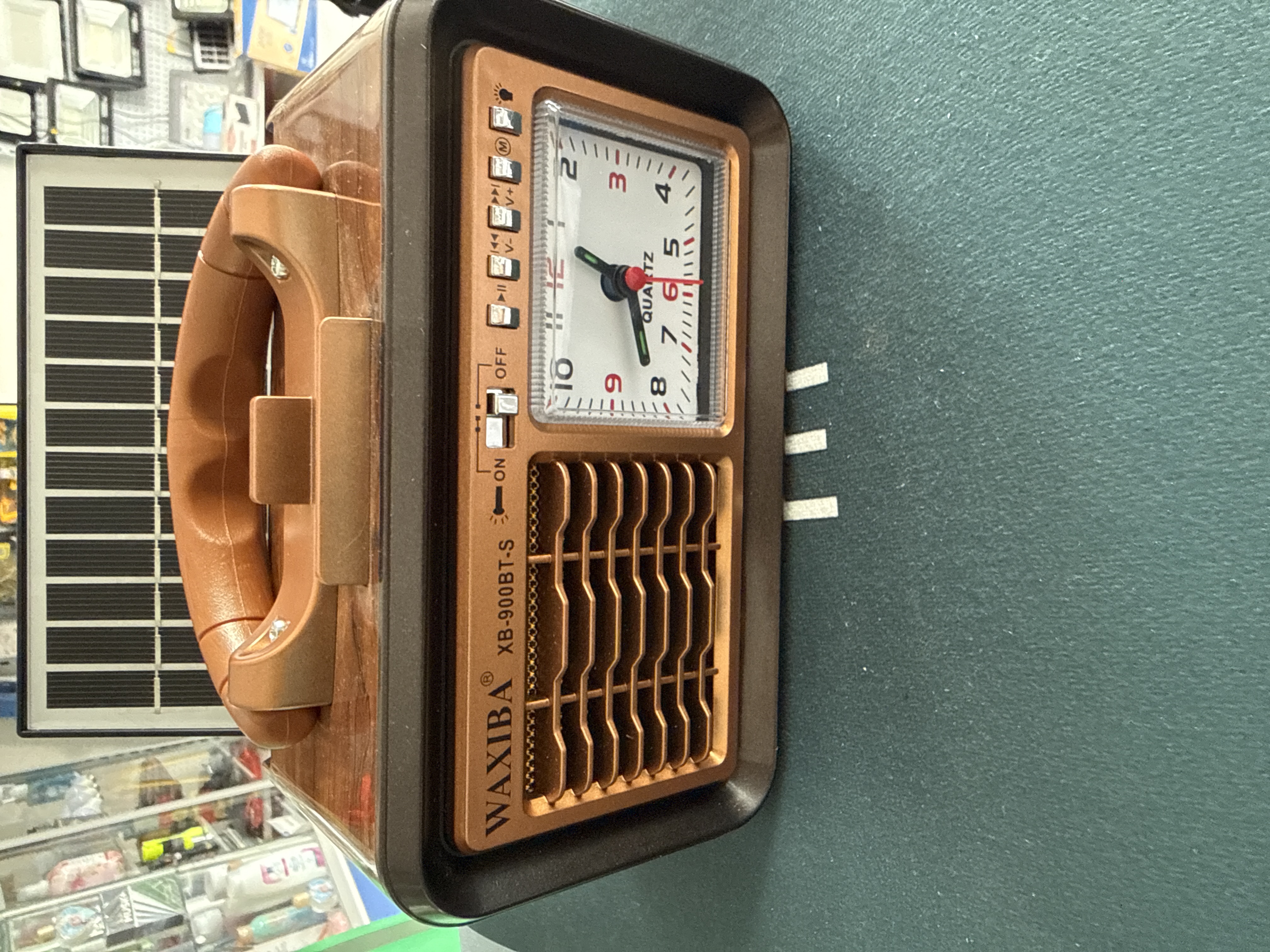 Parlante panel solar + reloj