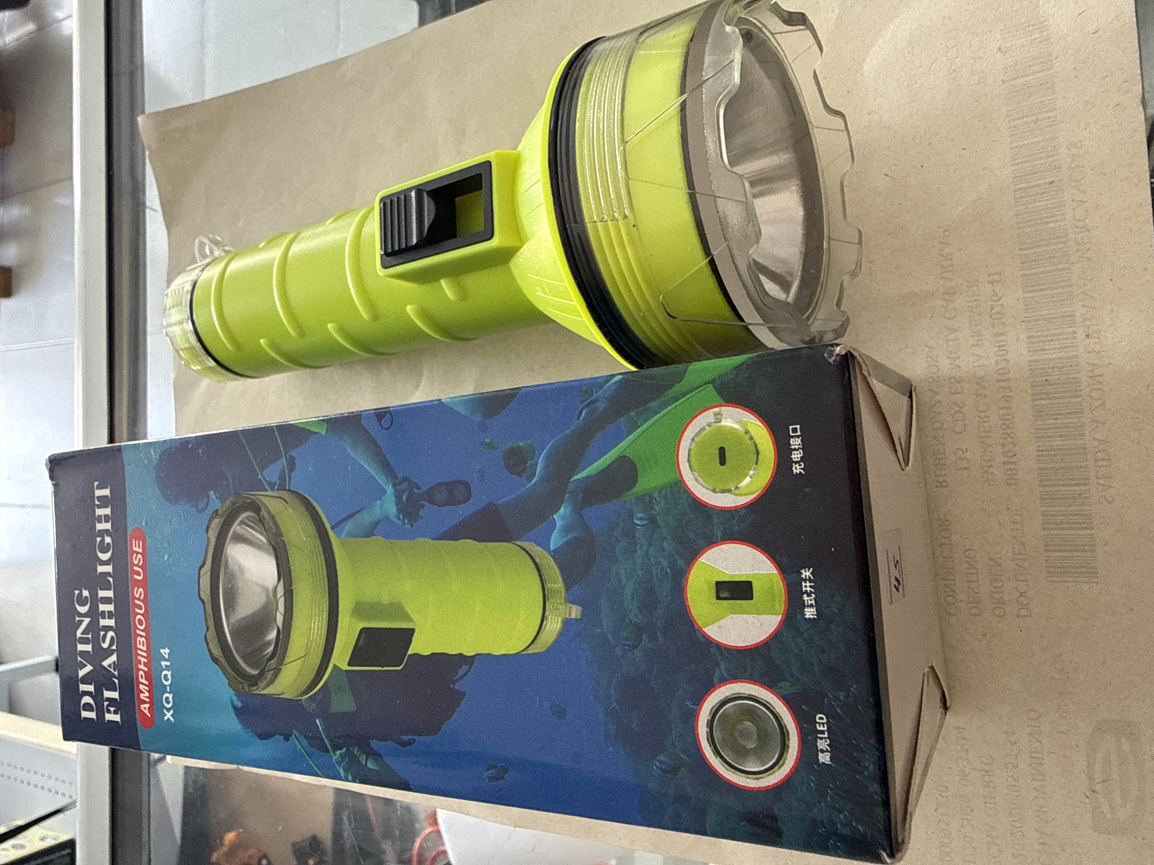 Linterna Acuática XQ-Q14